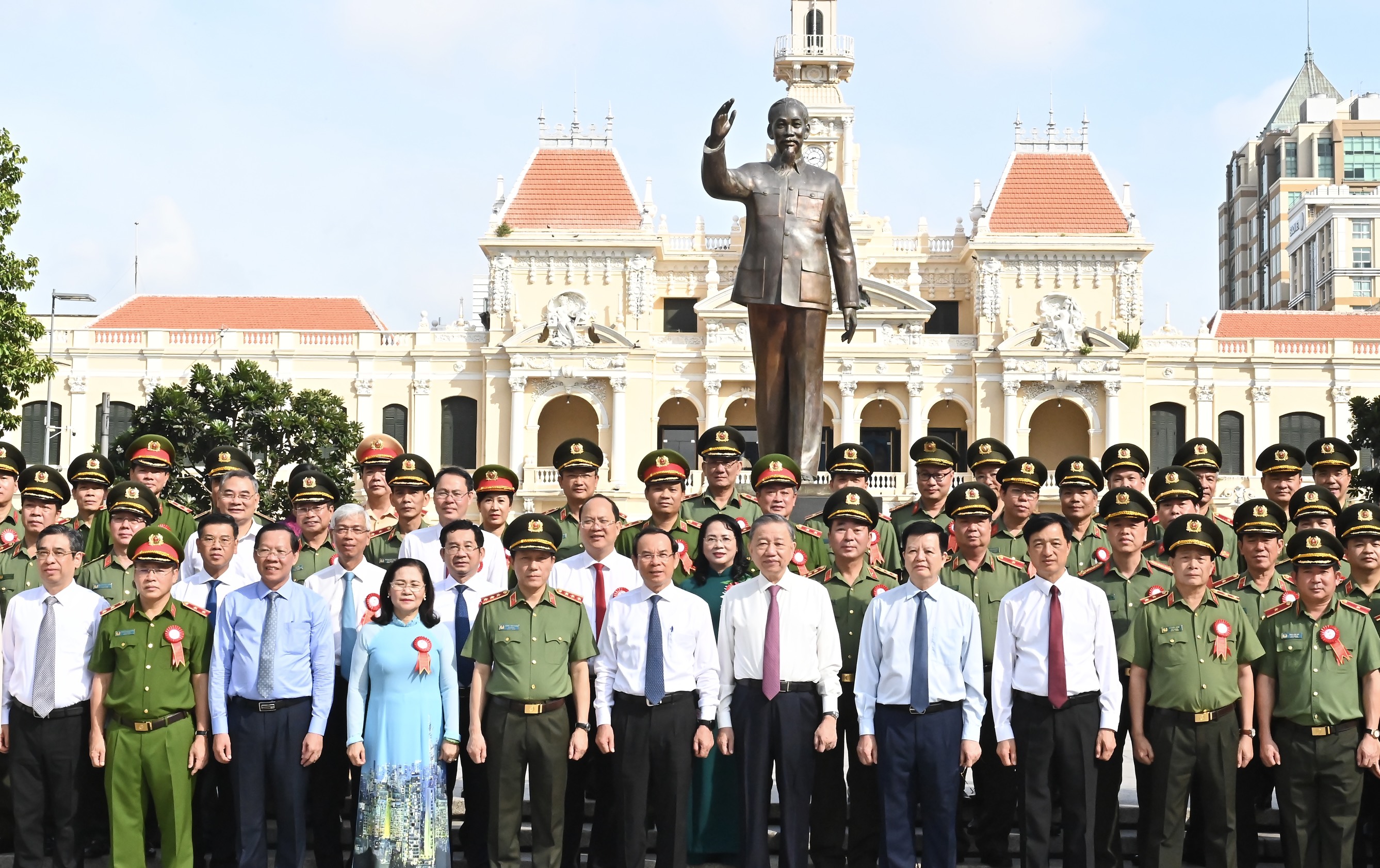 Tổng Bí thư, Chủ tịch nước Tô Lâm cùng đại biểu trong đoàn dâng hoa, báo công Chủ tịch Hồ Chí Minh (Ảnh: Việt Dũng).